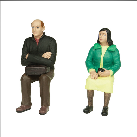 Bachmann Scenecraft 16-704 Sitting Man and Woman 16mm Scale Figures